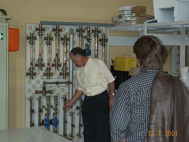 Dr. Paech beim Versuch uns etwas zu erklären....