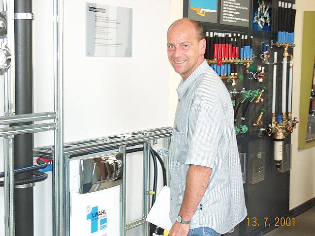 Der Herr Baier beim urinieren.